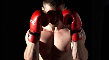 https://pixabay.com/de/photos/boxing-sport-boxen-boxer-der-kampf-4339271/