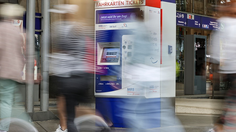 Reisende gehen an einem Fahrkartenautomaten der Mitteldeutschen Regiobahn (MRB) im Hauptbahnhof Leipzig vorbei. / Foto: Jan Woitas/dpa/Archivbild