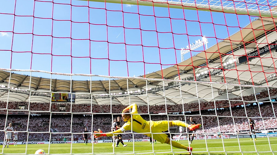 Stuttgarts Ahamada (verdeckt) macht das Tor zum 1:1 gegen Leipzigs Torwart Peter Gulacsi (M). / Foto: Tom Weller/dpa