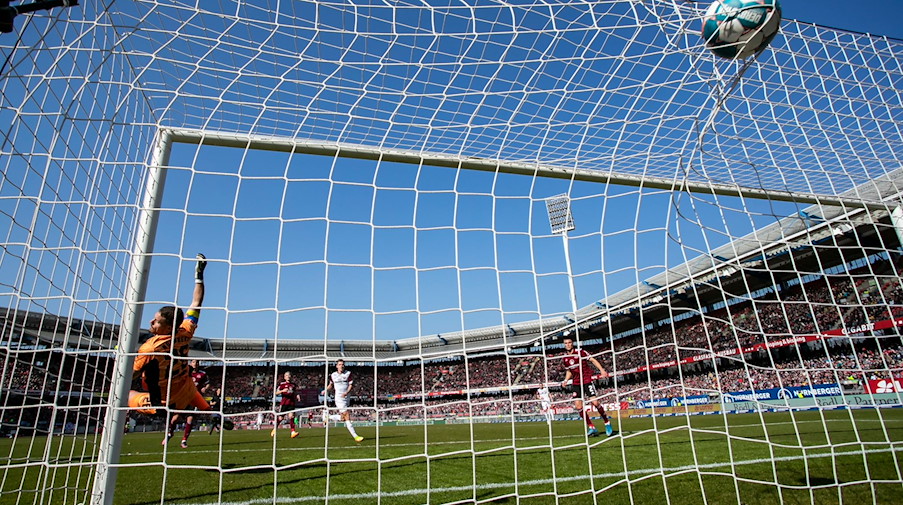 Ein Spielball landet im Tor. / Foto: Tom Weller/dpa/Symbolbild