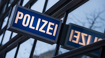 Der Schriftzug "Polizei" an einem Polizeirevier. / Foto: Boris Roessler/dpa/Symbolbild