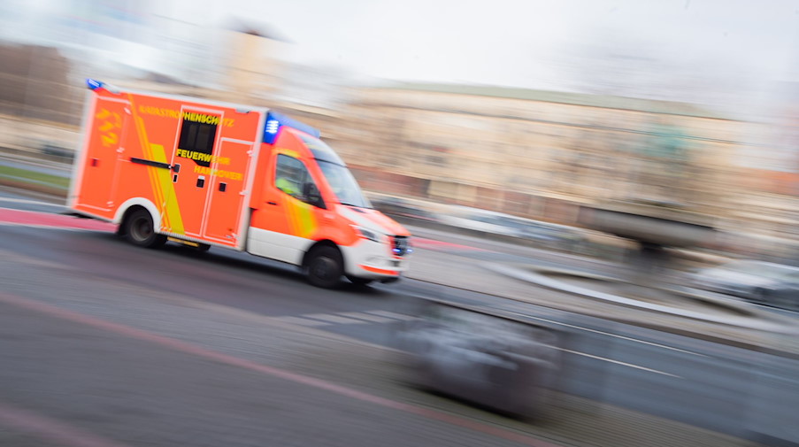 Ein Rettungswagen fährt mit Blaulicht zu einem Einsatz. / Foto: Julian Stratenschulte/dpa/Symbolbild