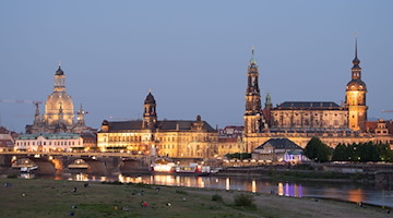 Die Kulisse der Dresdner Altstadt mit der Frauenkirche (l). / Foto: Sebastian Kahnert/dpa-Zentralbild/dpa/Symbolbild