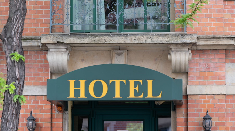 Ein Schild mit der Aufschrift «Hotel» hängt an einem Hauseingang. / Foto: Sebastian Kahnert/dpa/Symbolbild