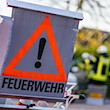 Ein Schild mit der Aufschrift «Feuerwehr» steht auf dem Hof eines Feuerwehrgerätehauses. / Foto: Philipp von Ditfurth/dpa/Symbolbild