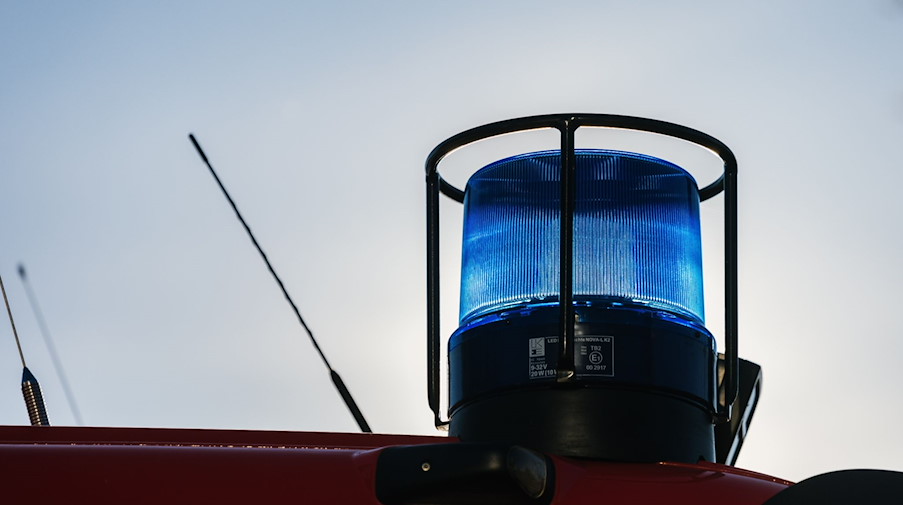 Ein Blaulicht auf dem Dach eines Einsatzfahrzeugs der Feuerwehr. / Foto: Philipp von Ditfurth/dpa/Symbolbild