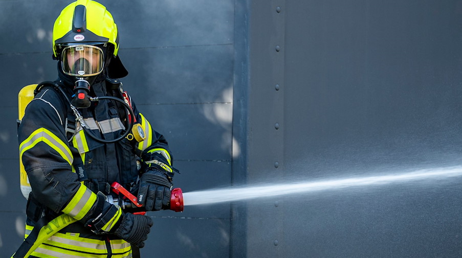 Ein Mitglied der Feuerwehr beim Löscheinsatz. / Foto: David Inderlied/dpa/Symbolbild
