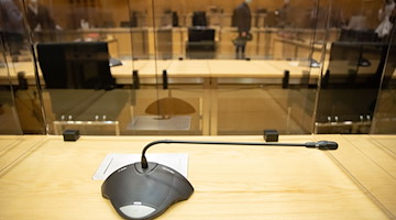 Ein Mikrofon in einem Gerichtssaal. / Foto: Friso Gentsch/dpa/Symbolbild