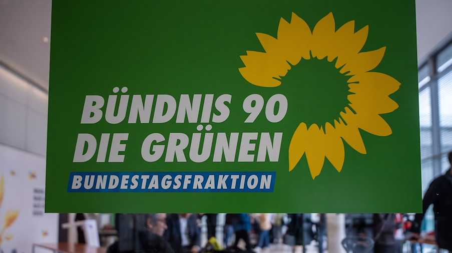 Das Logo der Fraktion von Bündnis90/Die Grünen im Deutschen Bundestag. / Foto: Michael Kappeler/dpa/Symbolbild