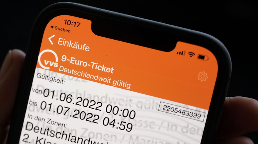 Ein mobiles, für Juni gültiges 9-Euro-Ticket. / Foto: Marijan Murat/dpa/Illustration