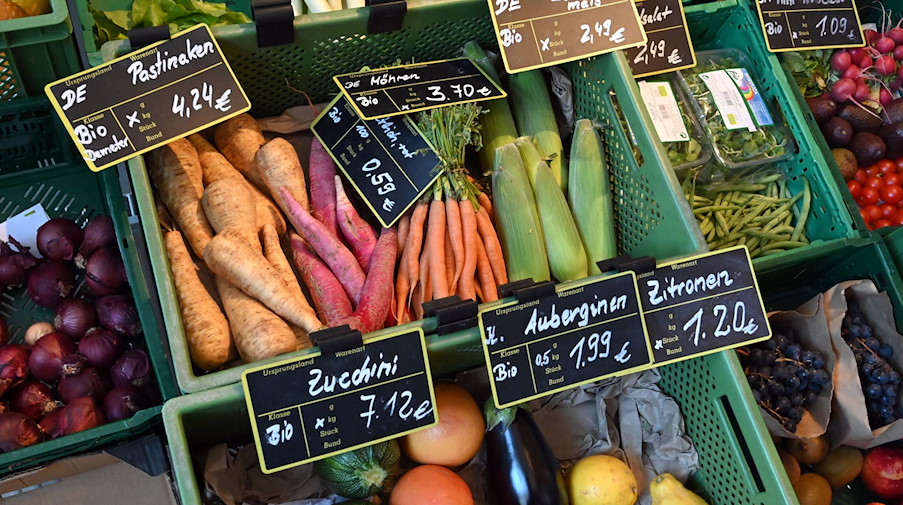 Regionales Bio-Gemüse liegt zum Verkauf in einem Hofladen. / Foto: Bernd Settnik/dpa-Zentralbild/dpa/Symbolbild