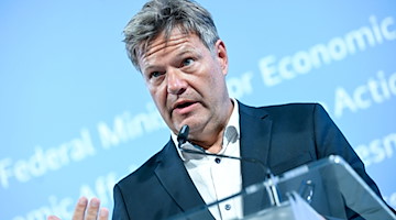 Robert Habeck (Bündnis 90/Die Grünen), Bundeswirtschaftsminister, spricht während einer Pressekonferenz. / Foto: Britta Pedersen/dpa