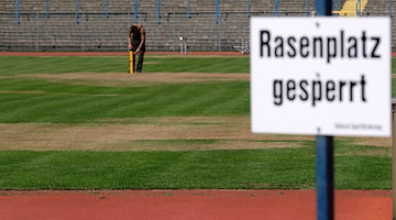 Ein Schild mit der Aufschrift „Rasenplatz gesperrt“ im Paul-Greifzu-Stadion. / Foto: Sebastian Willnow/dpa