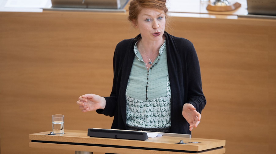 Antonia Mertsching spricht im Landtag zu den Abgeordneten. / Foto: Sebastian Kahnert/dpa-Zentralbild/dpa/Archivbild