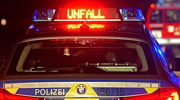 Ein Streifenwagen der Polizei steht an einer Unfallstelle. / Foto: Stefan Puchner/dpa/Symbolbild