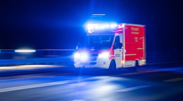 Ein Rettungswagen fährt mit eingeschaltetem Blaulicht. / Foto: Marcel Kusch/dpa/dpa-tmn/Symbolbild/Symbolbild