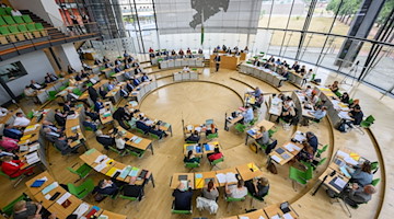 Blick in den Plenarsaal des Sächsischen Landtags während einer Sitzung. / Foto: Robert Michael/dpa