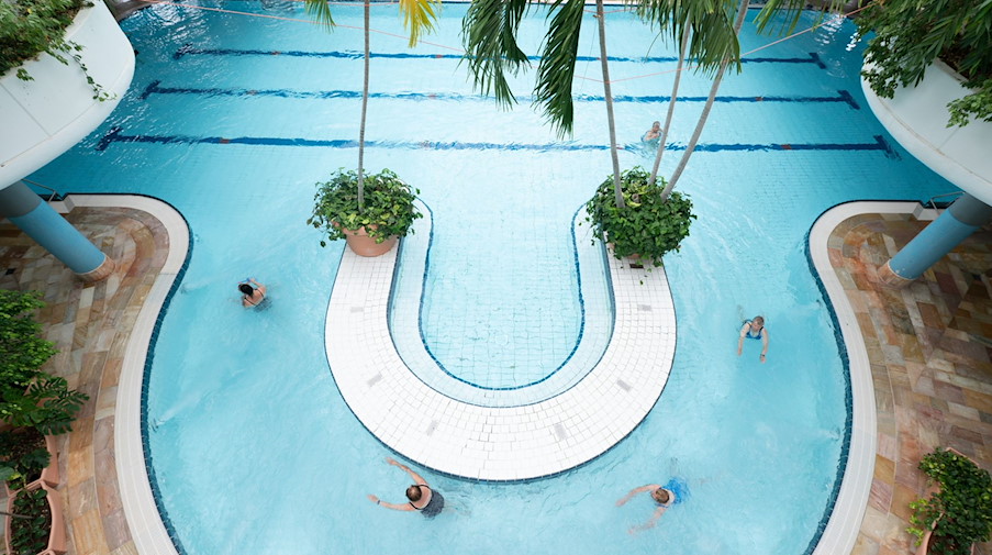Badegäste schwimmen im Kurschwimmbecken eines Heilbades. / Foto: Sebastian Kahnert/dpa-Zentralbild/dpa/Symbolbild
