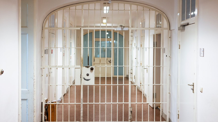 Eine geschlossene Pforte in einer Justizvollzugsanstalt. / Foto: Frank Molter/dpa/Symbolbild