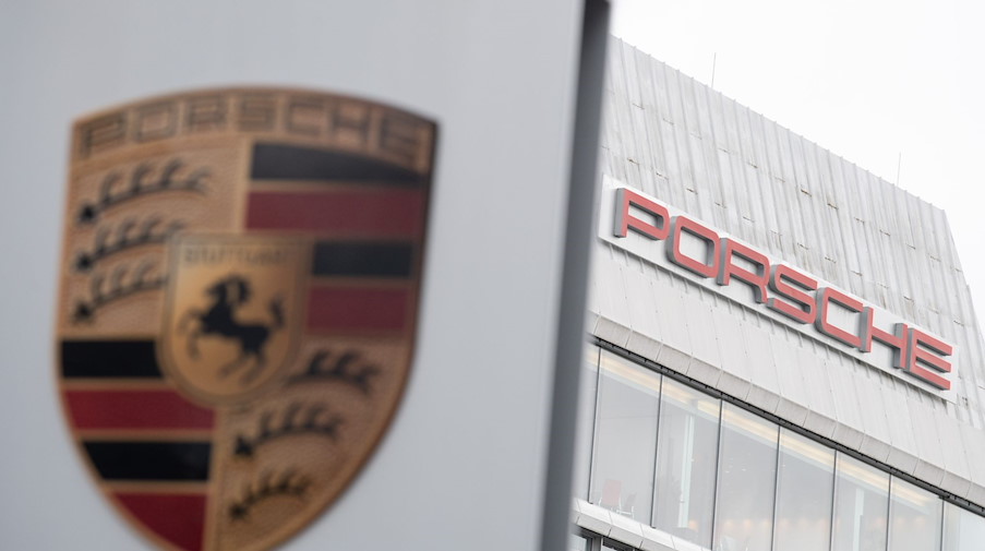 Der Schriftzug «Porsche» steht hinter dem Logo des Unternehmens am Stammwerk Zuffenhausen. / Foto: Sebastian Gollnow/dpa/Archvibild