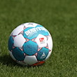Der Spielball der Saison 2021/2022 der 2. Bundesliga liegt auf dem Rasen. / Foto: Guido Kirchner/dpa/Symbolbild