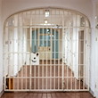 Eine geschlossene Pforte in einer Justizvollzugsanstalt. / Foto: Frank Molter/dpa/Symbolbild