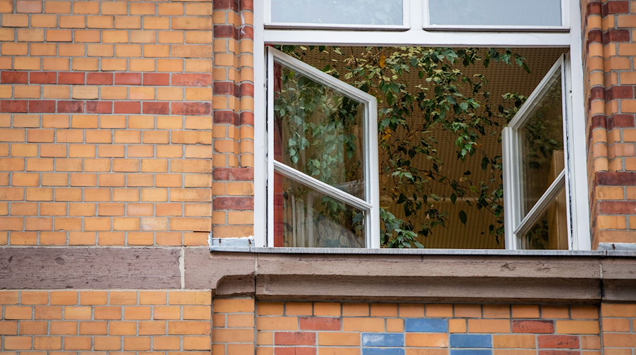 Ein Fenster einer an einer Schule ist zum Lüften geöffnet. / Foto: Christoph Schmidt/dpa/Archivbild/Symbolbild