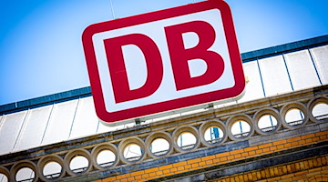 Das Logo der Deutschen Bahn AG ist an einem Bahnhof zu sehen. / Foto: Moritz Frankenberg/dpa/Symbolbild