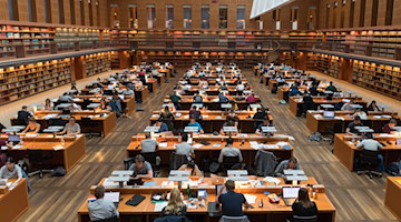 Der Lesesaal in der Sächsischen Landesbibliothek - Staats- und Universitätsbibliothek Dresden (SLUB). / Foto: Monika Skolimowska/zb/dpa