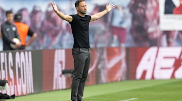 Leipzigs Trainer Domenico Tedesco gestikuliert während des Spiels. / Foto: Sebastian Kahnert/dpa
