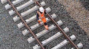 Ein Arbeiter geht über eine noch nicht fertige Gleisanlage der Bahn. / Foto: Lukas Schulze/dpa/Symbolbild
