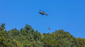 Ein Löschhubschrauber der Bundeswehr ist bei den Waldbränden in der Sächsischen Schweiz im Einsatz. / Foto: Daniel Schäfer/dpa/Archivbild