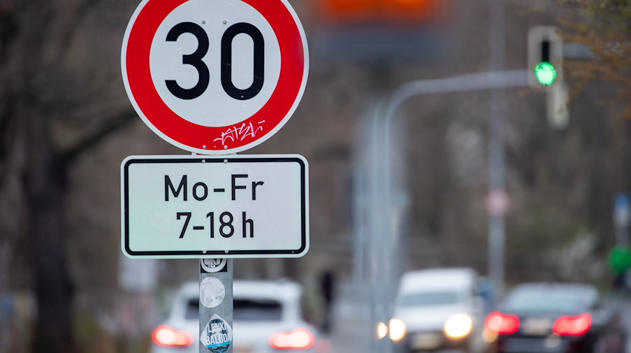 Ein Verkehrsschild weist auf eine zeitlich begrenzte Tempo-30-Zone hin. / Foto: Daniel Karmann/dpa/Symbolbild