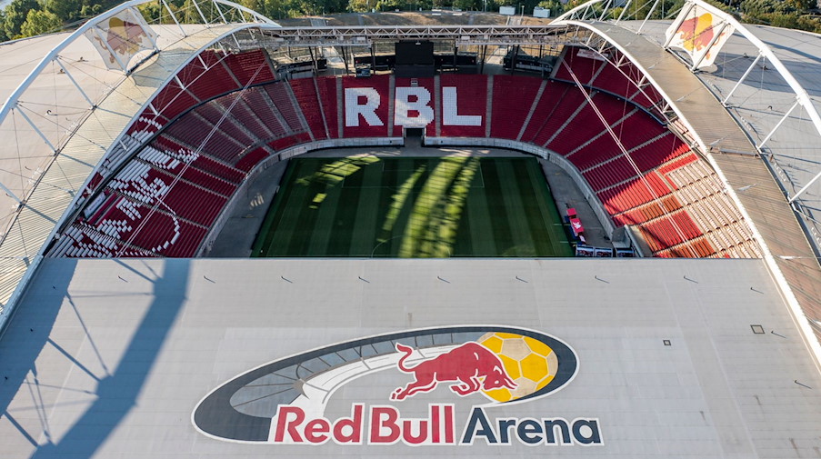 Blick auf die mit roten Sitzen ausgestattete Red Bull Arena. / Foto: Jan Woitas/dpa