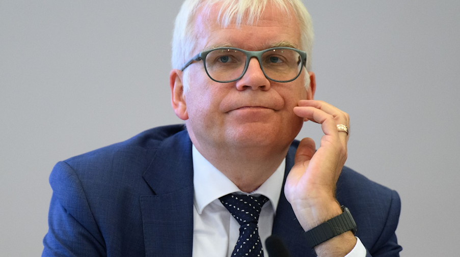Hartmut Vorjohann (CDU), Finanzminister von Sachsen, gestikuliert. / Foto: Robert Michael/dpa
