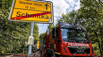 Ein Feuerwehrfahrzeug steht neben einem Straßenschild im Nationalpark Böhmische Schweiz. / Foto: Hájek Vojtìch/CTK/dpa/Archivbild