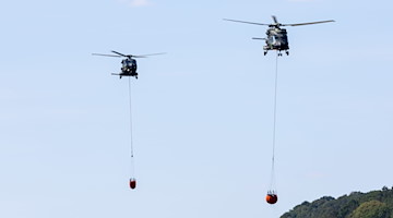 Löschhubschrauber der Bundeswehr sind bei den Waldbränden in der Sächsischen Schweiz im Einsatz. / Foto: Daniel Schäfer/dpa