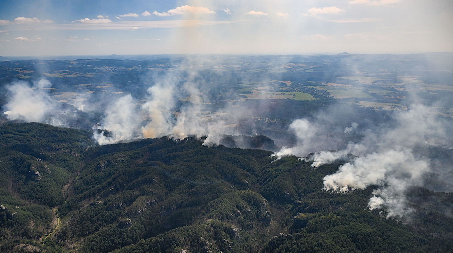 Blick aus einem Hubschrauber auf die Waldbrände in der Sächsischen Schweiz. / Foto: Robert Michael/dpa