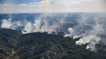 Blick aus einem Hubschrauber auf die Waldbrände in der Sächsischen Schweiz. / Foto: Robert Michael/dpa