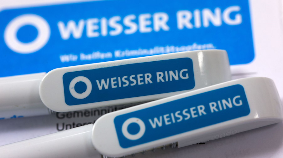 Das Logo der Organisation "Weißer Ring" ist zu sehen. / Foto: Jens Büttner/ZB/dpa/Archivbild