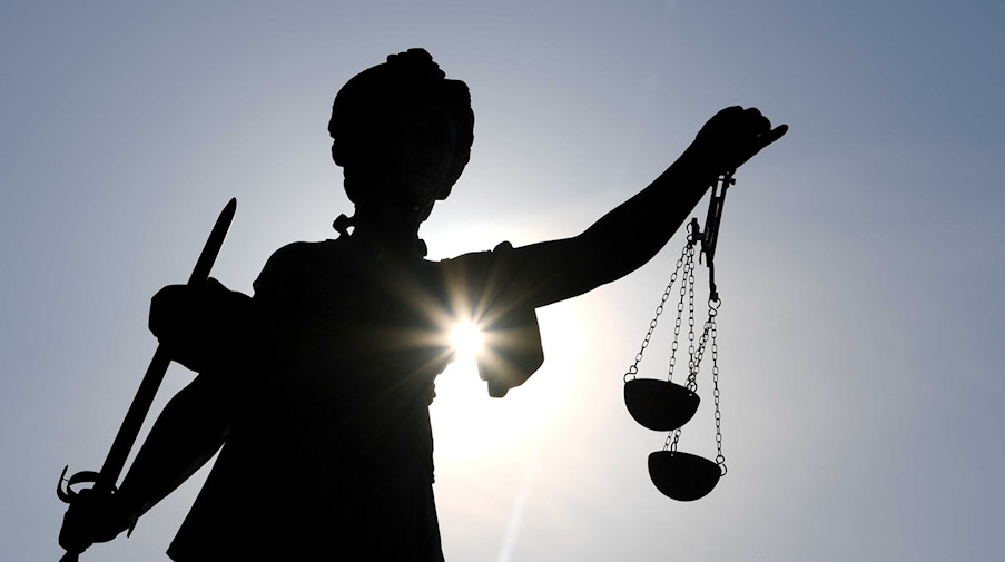 Eine Statue der Justitia steht mit Waage und Schwert in der Hand. / Foto: Arne Dedert/dpa/Symbolbild
