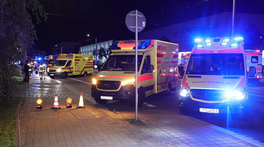 Mehrere Rettungswagen stehen für den Transport der Verletzten bereit. / Foto: Feuerwehr Dresden/dpa/Archivbild
