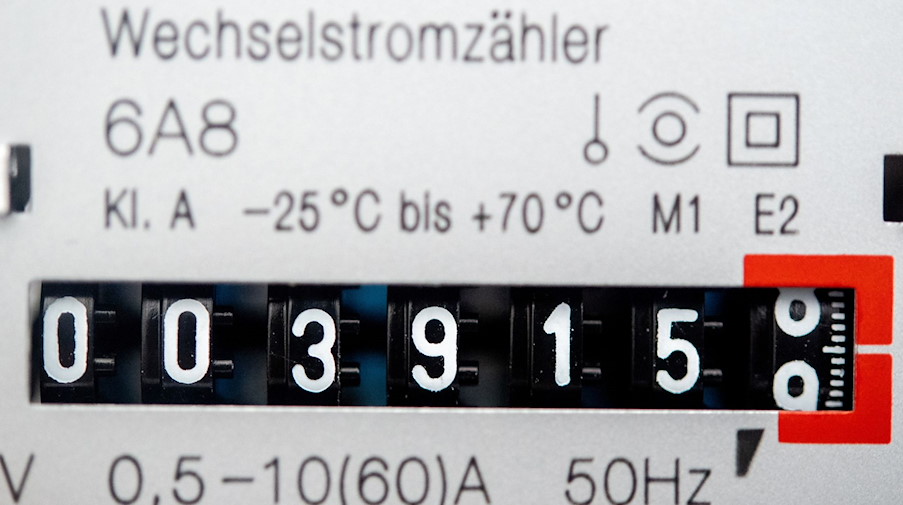 Ein Wechselstromzähler zeigt den aktuellen Zählerstand in einem Haushalt an. / Foto: Hauke-Christian Dittrich/dpa/Symbolbild