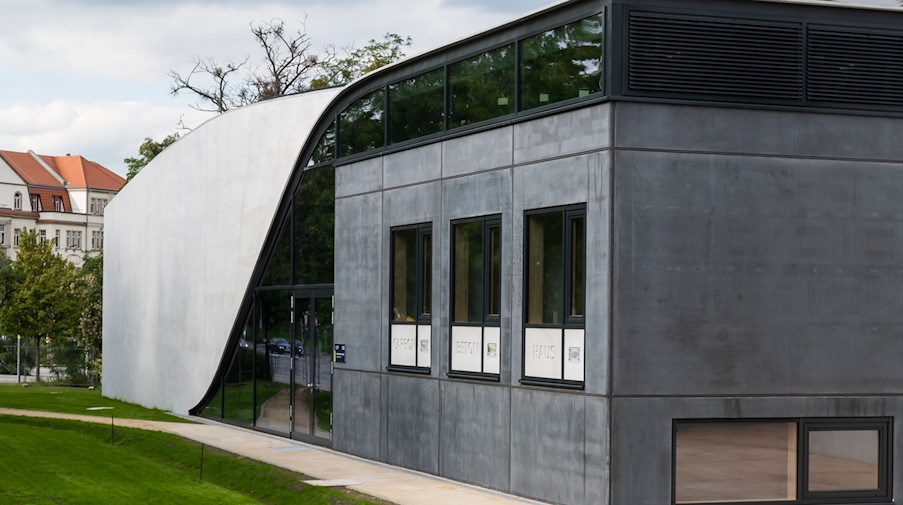 Außenansicht des neu gebauten Carbonbeton-Hauses. / Foto: Matthias Rietschel/dpa