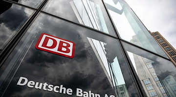 Der Schriftzug mit Logo steht an der Zentrale der Deutschen Bahn in Berlin. / Foto: Fabian Sommer/dpa/Symbolbild