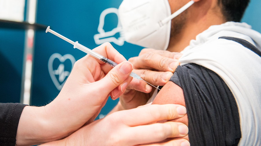 Ein Mann wird bei einer Impfaktion gegen Corona geimpft. / Foto: Daniel Bockwoldt/dpa/Symbolbild