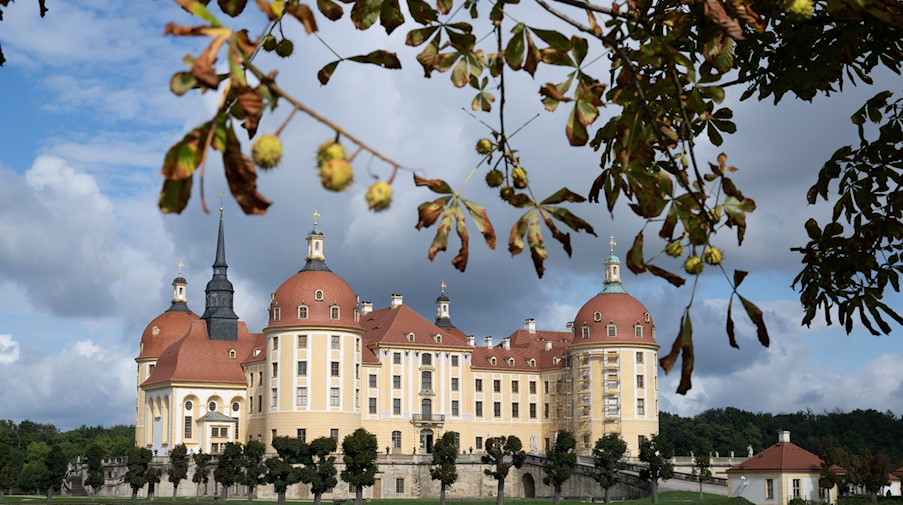 Wolken ziehen über das Schloss Moritzburg. / Foto: Sebastian Kahnert/dpa