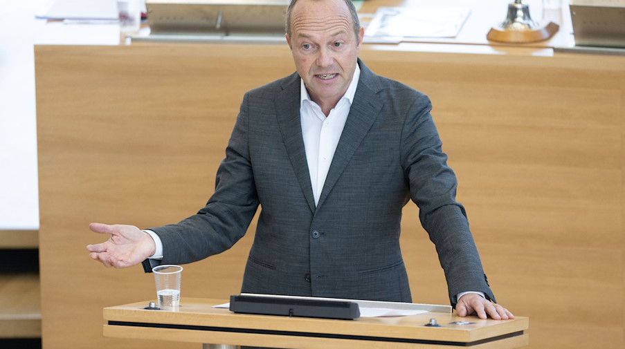 Umweltminister von Sachsen Wolfram Günther spricht im Plenum des Landtags. / Foto: Sebastian Kahnert/dpa