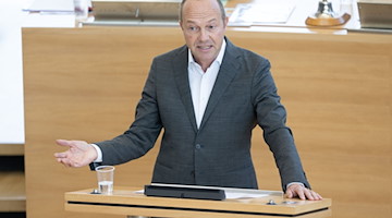 Umweltminister von Sachsen Wolfram Günther spricht im Plenum des Landtags. / Foto: Sebastian Kahnert/dpa