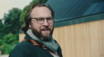 Erzgebirge "Zum Kotzen schön" | Schauspieler Johannes Kühn als Außenreporter Kleinert